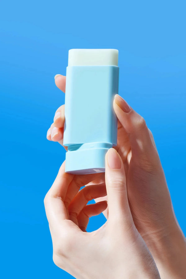 واقي شمس أصلي بتركيبة منعشة ومرطّبة، يعمل ككريم أساس طبيعي لتوحيد لون البشرة، يوفر حماية فعالة من أشعة الشمس فوق البنفسجية، سهل الحمل والاستخدام، ويساعد على تفتيح وإشراق البشرة.